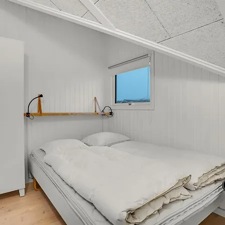 Mimi - 120m From The Sea By Interhome